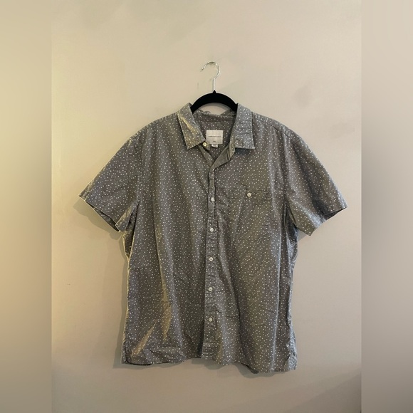 American Eagle Grey With White Pattern Short Sleeve Button Down - Picture 1 of 3
